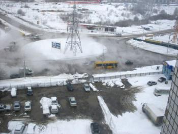 Горячая вода затопила автостоянку в Калининском районе